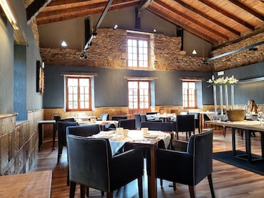 El Asador Etxebarri es un aclamado restaurante español, famoso a nivel mundial por su enfoque en la cocina a la brasa y el fuego. El restaurante es dirigido por Bittor Arguinzoniz, conocido como "el domador de las brasas". Arguinzoniz ha diseñado sus propias parrillas y utensilios para cocinar con diferentes tipos de leña, lo que le permite aplicar el humo y el calor de la brasa a prácticamente cualquier ingrediente, incluyendo postres.