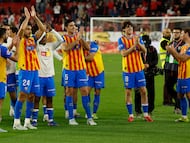 SEVILLA, 21/03/2026.- Los jugadores del Valencia celebran la victoria, al término del partido de LaLiga EA Sports que Sevilla FC y Valencia CF han disputado este sábado en el estadio Ramón Sánchez-Pizjuán. EFE/Julio Muñoz