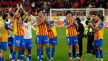 Los jugadores del Valencia celebran la victoria contra el Sevilla