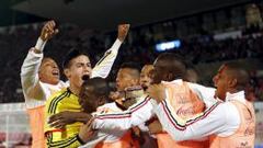 James y los suplentes de Colombia celebran el empate contra Chile.