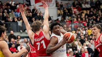 Great Osobor, durante el partido contra Dinamarca.