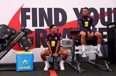 Jude Bellingham y Trent Alexander-Arnold en el gimnasio del Spa & Golf Resort Weimarer Land el 8 de julio de 2024 en Blankenhain, Alemania.