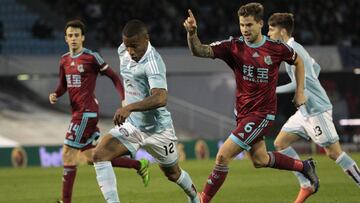 Claudio Beauvue controla el balón ante Iñigo Martínez, defensa de la Real Sociedad.