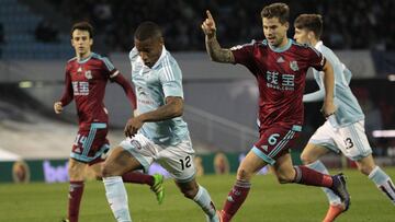 Claudio Beauvue controla el bal&oacute;n ante I&ntilde;igo Mart&iacute;nez, defensa de la Real Sociedad.