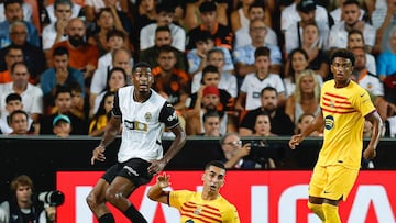 Mosquera pugna por un balón con Ferran.