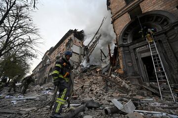 Zaporiyia es una ciudad de Ucrania situada sobre el río Dniéper, centro administrativo de la óblast de Zaporiyia. Este jueves varias explosiones han sacudido la ciudad. Al menos dos personas han muerto esta madrugada en un bombardeo sobre varios bloques de viviendas.