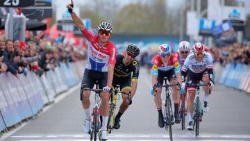 JW01. WAREGEM (B&Eacute;LGICA), 03/04/2019.- El ciclista holand&eacute;s Mathieu Van der Poel (i), del equipo Corendon-Circus, celebra la victoria tras la 74 edici&oacute;n de la Cl&aacute;sica A trav&eacute;s de Flandes, una carrera de un d&iacute;a entre Roeselare y Waregem, este mi&eacute;rcoles en Waregem (Holanda). EFE/ Julien Warnand