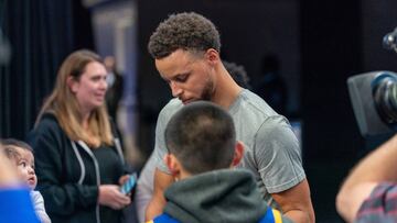 Stephen Curry, jugador de los Golden State Warriors de la NBA, firma un autógrafo