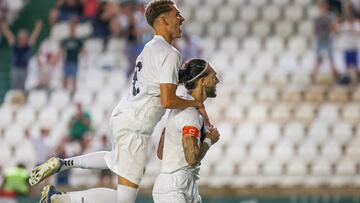 Dragisa Gudelj es felicitado tras marcar un penalti al Cádiz