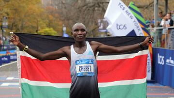 Athletics ¨C 2022 TCS New York City Marathon - New York, United States - November 6, 2022 Kenya's Evans Chebet poses after winning the elite men's race REUTERS/Andrew Kelly
