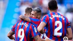 Stoichkov abraza a Fran Sol tras marcar.