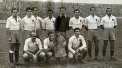 Un Zaragoza de la temporada 1945-46. De izquierda a derecha: Juande, Navarrete, Sagrado, Dámaso, Palacios, Víctor, Solanas y Matamala. Agachados: Cosculluela, Mariano, sujetando al padre del autor de este serial, y Fustero.