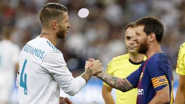 Sergio Ramos y Messi se saludan antes del inicio de un duelo entre el Barcelona y el Real Madrid.