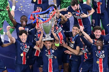 Los jugadores del Paris Saint-Germain celebran la victoria tras ganar la final de la UEFA Champions League entre el Paris Saint-Germain.