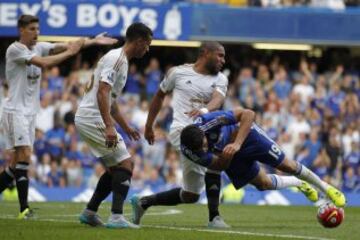 Falcao ingresó por Willian en el empate 2-2.