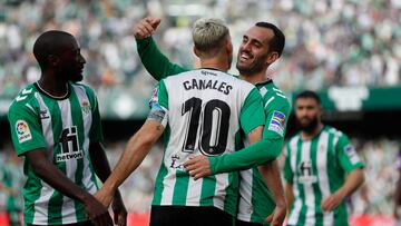 Canales celebra un gol junto a Juanmi.