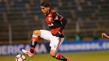 Soccer Football - Copa Sudamericana - Brazil&#039;s Flamengo v Chile&#039;s Palestino - San Carlos de Apoquindo stadium, Santiago, Chile - July 5, 2017.  Joaquin Romo (L) of Palestino and Gustavo Cuellar of Flamengo in action. REUTERS/Rodrigo Garrido