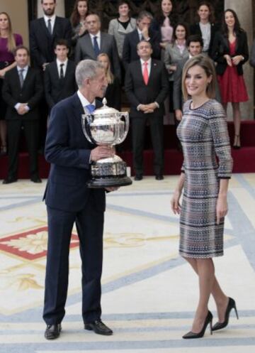 El padre de Carolina Marín junto a la reina Leticia tras recibir el premio en nombre de su hija. 
