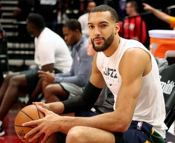 El caso positivo de Rudy Gobert, jugador del Utah Jazz, de la NBA, inició el efecto dominó. El pivote francés había aquejado síntomas similares a los de una gripe y fue atendido por los servicios médicos antes del partido Jazz vs Thunder en Oklahoma. El inicio del encuentro fue suspendido y, media hora después, cancelado definitivamente: Gobert tenía coronavirus. Al cabo de un par de horas, la NBA suspendió la temporada y el resto de las ligas y competencias del mundo siguieron el paso. Entonces, los ojos voltearon a ver a la Liga MX...