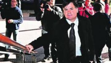 <b>EN MADRID. </b>Camacho llegó ayer con Osasuna a la capital y expresó su tristeza por la crisis madridista.