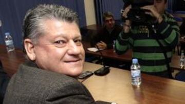 <b>ENFADADO. </b>Valentín Botella, ayer, en la sala de prensa del Rico Pérez.