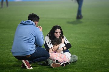 El partido se tuvo que detener a los nueve minutos de juego por graves incidentes tanto dentro como fuera del estadio. Hinchas del Lobo que quedaron afuera se enfrentaron con la policía, que reprimió de manera abrupta.  El humo de los gases lacrimógenos ingresó al estadio