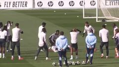 Manos en la cabeza, tirados al suelo, abrazos y vaciles: lo que hizo el portero del Real Madrid C a Mbappé en el rondo, alucinen
