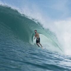 Aritz Aranburu surfea en el Caribe con una tabla del mejor surfista de la historia