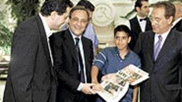 <B>CON AS, UN AÑO DESPUÉS</B>. Andrés, un niño de 12 años, llevó a Florentino nuestro diario en el que le pedía que fichase a Zidane.