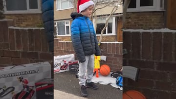 Niño vende sus juguetes en la calle para comprarle un regalo a su mamá y se vuelve viral