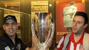 <b>LA ATRACCIÓN. </b>La Supercopa atrajo mucha gente al museo, todos quisieron una foto con el trofeo.
