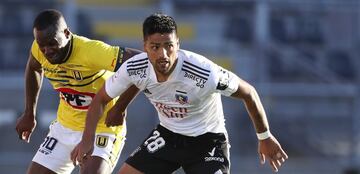 Felipe Campos conduce el balón y deja atrás a Cecilio Waterman en el partido por la permanencia.