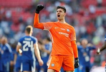 El guardameta belga pidió a su club, el Chelsea ampliar las vacaciones tras terminar con su selección en la tercera posición del Mundial. En ese tiempo Chelsea y Real Madrid negociaron un acuerdo para el traspaso del cancerbero. Courtois no había aceptado la multitud de ofertas de renovación y quería volver a Madrid, donde jugó 3 temporadas en el Atlético, para estar más cerca de sus hijos.