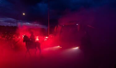 La afición del Atleti ha recibido a su equipo a su llegada al Metropolitano antes del partido de Champions contra el Real Madrid.