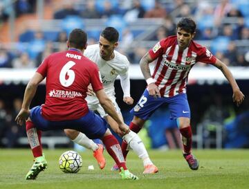 Koke y Augusto presionan a Isco.