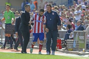 Arda Turan tras su cambio con Simeone y Germán Burgos. 
