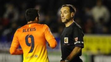 30/10/12 COPA DEL REY PARTIDO DIECISEISAVOS IDA
ALAVES - BARCELONA
ALEXIS Y EL ARBITRO JOSE ANTONIO TEIXEIRA VITIENES