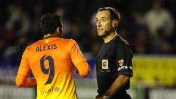 30/10/12  COPA DEL REY PARTIDO DIECISEISAVOS IDA 
 ALAVES - BARCELONA
 ALEXIS Y EL ARBITRO JOSE ANTONIO TEIXEIRA VITIENES