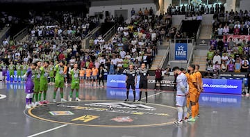 Minuto de silencio por los afectados de la DANA momentos antes de comenzar el encuentro de la Copa Intercontinental de fútbol sala entre Palma y Magnus.