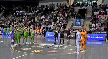 Minuto de silencio por los afectados de la DANA momentos antes de comenzar el encuentro de la Copa Intercontinental de fútbol sala entre Palma y Magnus.