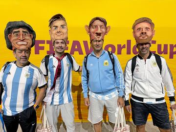 La seleccin argentina inici frente a Arabia Saud su andadura en el Mundial de Qatar 2022 y los seguidores de la albiceleste se hicieron notar. Como los cuatro hinchas de la imagen, quienes posan delante de un cartel del campeonato con caretas de Maradona, Dybala, Messi y Mac Allister sobre sus cabezas.