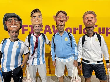 La selección argentina inició frente a Arabia Saudí su andadura en el Mundial de Qatar 2022 y los seguidores de la albiceleste se hicieron notar. Como los cuatro hinchas de la imagen, quienes posan delante de un cartel del campeonato con caretas de Maradona, Dybala, Messi y Mac Allister sobre sus cabezas.