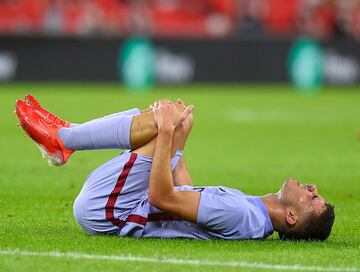 Pedri se queja de un golpe en el suelo.