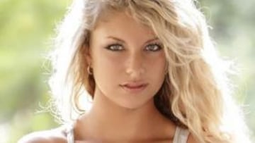 <b>Curvas de catálogo.</b> La camiseta de Jolyne Lowery nos sugiere su afición por los deportes sin mangas: baloncesto, lucha grecorromana, natación, gimnasia y halterofilia, por citar modalidades olímpicas. El resto de su fisonomía explica su frecuente aparición en American Curves Magazine, catálogo de turgencias y síncopes.