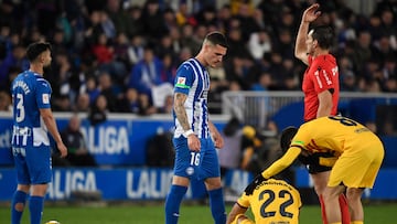 Spanish referee Martinez Munuera allows medical assistance to enter the pitch for Barcelona's German midfielder #22 Ilkay Gundogan during the Spanish league football match between Deportivo Alaves and FC Barcelona at the Mendizorroza stadium in Vitoria on February 3, 2024. (Photo by Ander Gillenea / AFP)