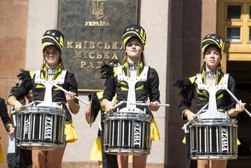 Banda musical dando la bienvenida a la copa de la Champions League a Kiev. A