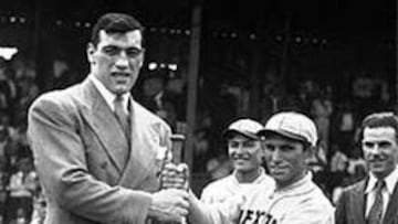 <b>PIES DE BARRO, CORAZÓN DE ORO. </b>Carnera y el regalo de la selección mexicana de béisbol: un bate.