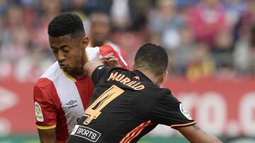 Girona&#039;s midfielder Lozano (L) vies with Valencia&#039;s Colombian defender Jaison Murillo during the Spanish league football match between Girona and Valencia at the Montilivi stadium in Girona on May 12, 2018. / AFP PHOTO / Josep LAGO