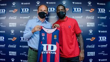 Khadeen Carrington, en su presentación con el Baskonia.