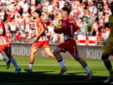 El goleador del equipo indálico sigue en un momento espectacular. Su llegada apoyando las jugadas siempre aporta peligro al equipo almeriense. Demuestra ser un jugador de otro nivel.
